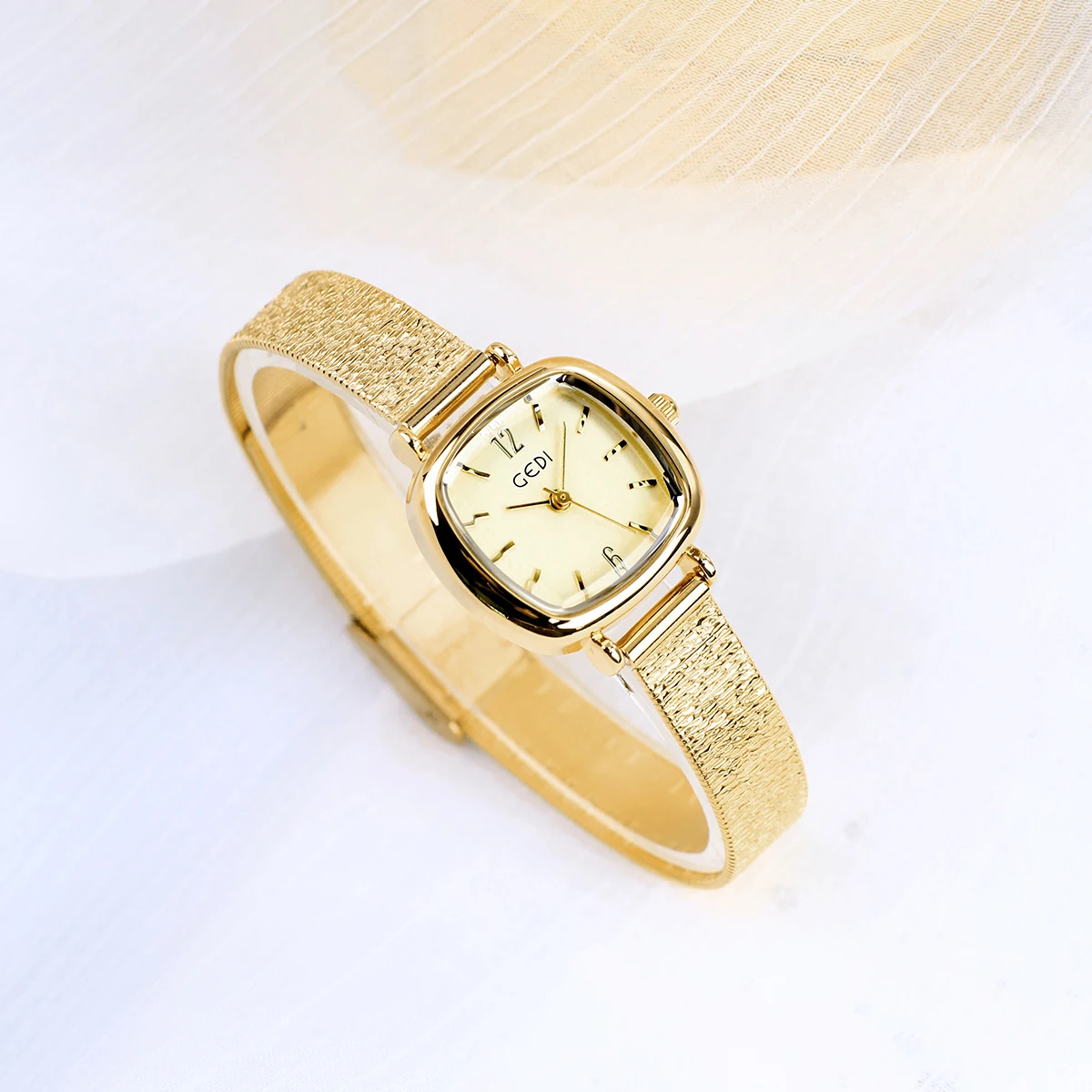 ساعات GEDI كلاسيكية مربعة الشكل للنساء، ساعة تناظرية كوارتز عصرية ذات جودة عالية من الفولاذ المقاوم للصدأ بحزام ملفوف باللون الذهبي