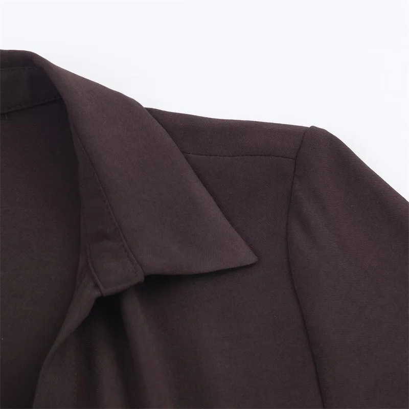 أزياء نسائية جديدة لخريف 2025: فستان قميص أنيق ومتعدد الاستخدامات برقبة على شكل حرف V مع حزام.