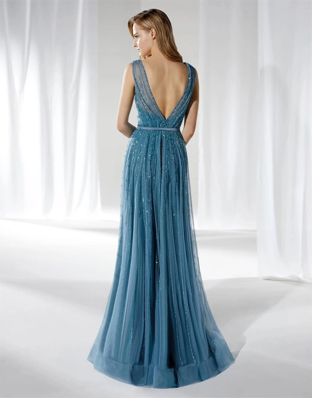 

Роскошное синее тюлевое платье для выпускного вечера по индивидуальному заказу. Изысканное вечернее платье без рукавов с v-образным вырезом. Мягкие платья со шлейфом для особых случаев.