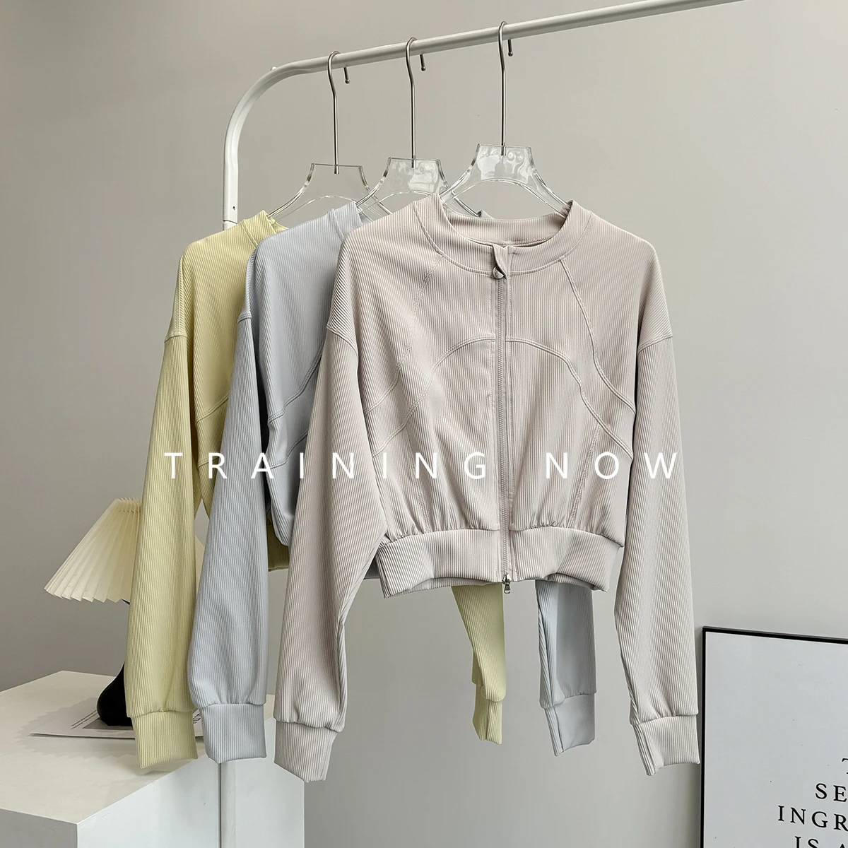 

High-value yoga jacket for women in autumn thread short slimming sports long sleeves professional running body jacket