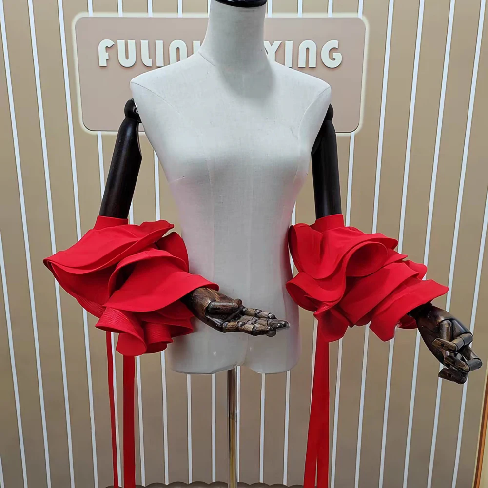 Dansarmdecoratie zwart podium nieuwe nationale standaard blauw rood grote drijvende mouw ballroomdans geel visgraat groot kant