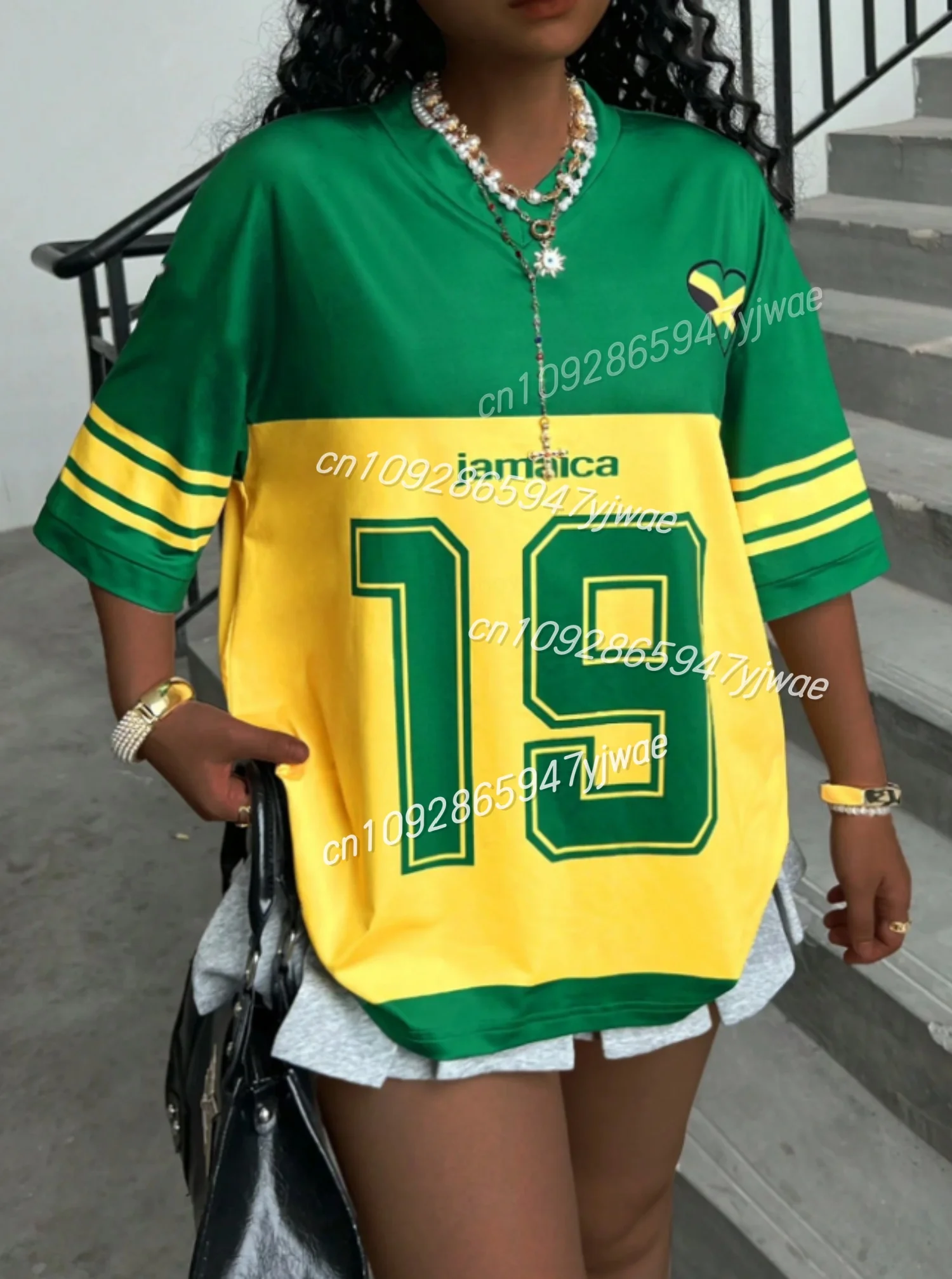Estampado de bandera jamaicana No. 19 camiseta para mujer, camiseta a rayas con cuello en V, camisetas de calle de manga corta de tendencia Harajuku de gran tamaño de verano