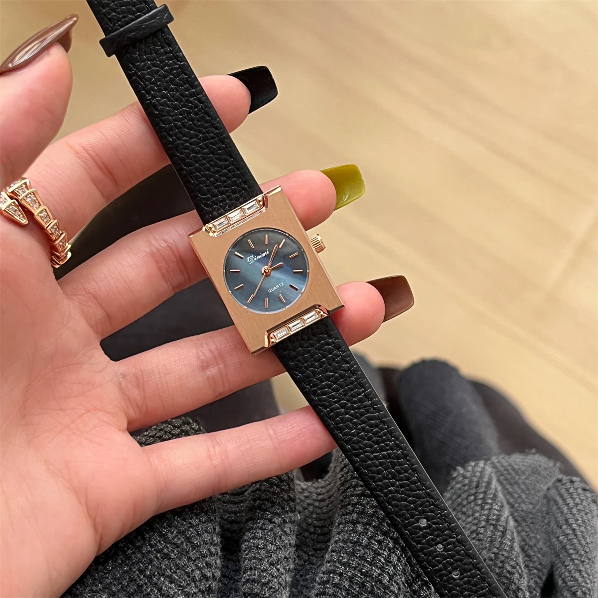 squisito-orologio-da-polso-da-donna-con-quadrante-quadrato-cassa-in-acciaio-inossidabile-cinturino-sottiledesign-lussuoso-ed-elegante-semplice-orologio-al-quarzo