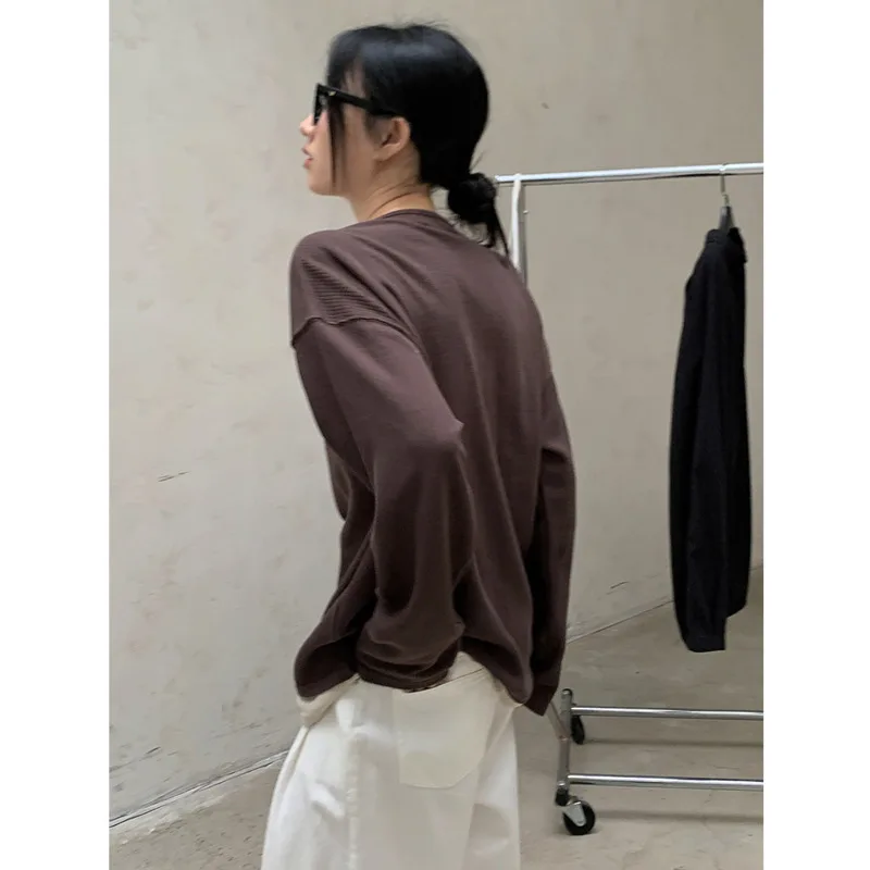 [فيبي] تي شيرت نسائي رمادي بأزرار مقسمة بألوان كبيرة الحجم تي شيرت جديد برقبة دائرية وأكمام طويلة موضة المد ربيع الخريف 2025