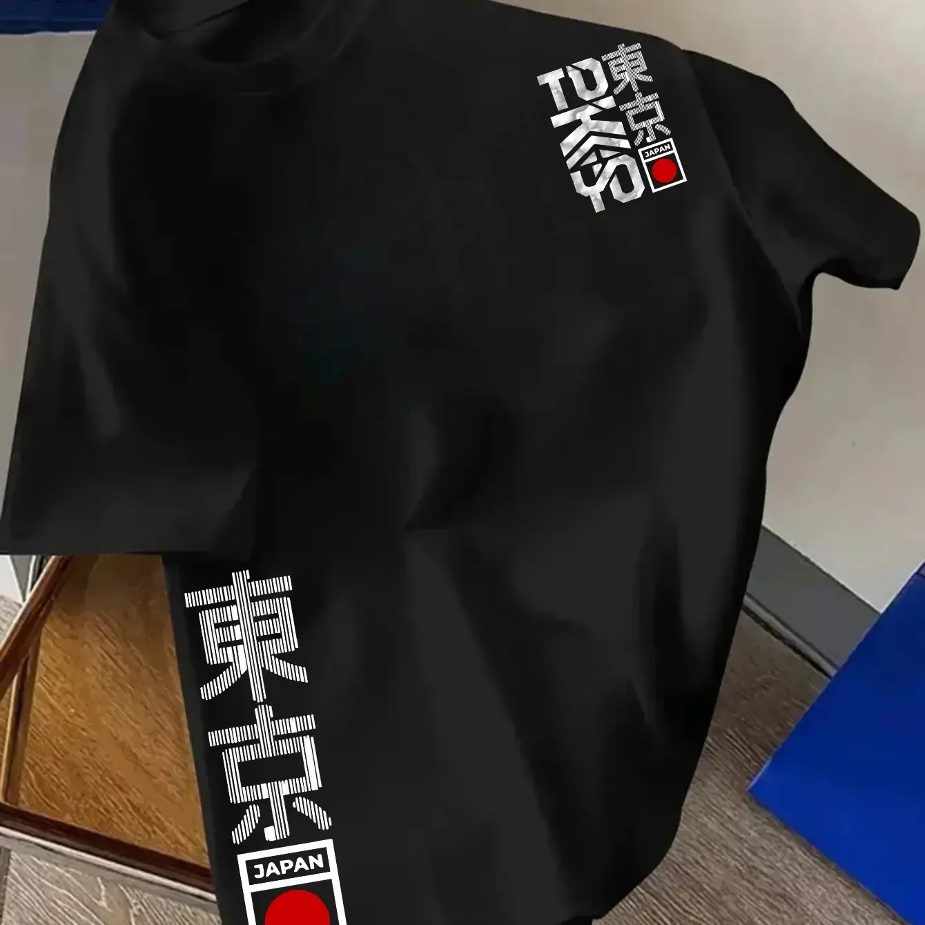 Style urbain du Japon ! Un t-shirt à manches courtes d'inspiration tokyoïte orné d'un texte imprimé. Cette chemise décontractée d'été pour hommes