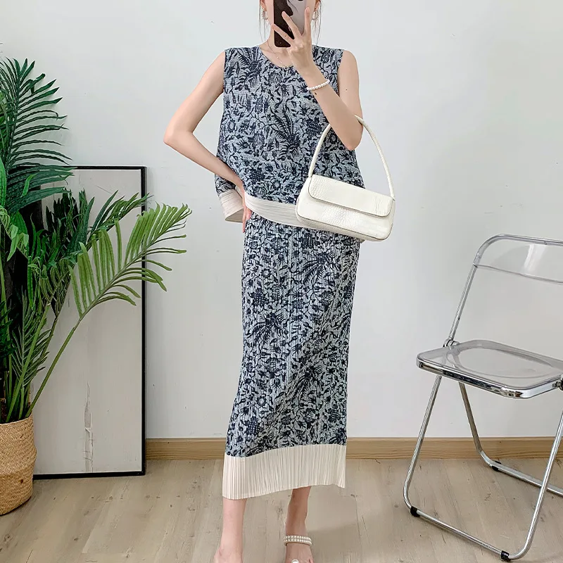 

Pleats Pleated Blue Printed Pleated Irregular Undershirt + Straight Half-body Skirt Two-piece 2024 Summer New Fashion Suit Women