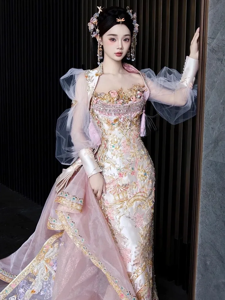 A new pink Chinese-style drag-tail toasting dragon and phoenix gown