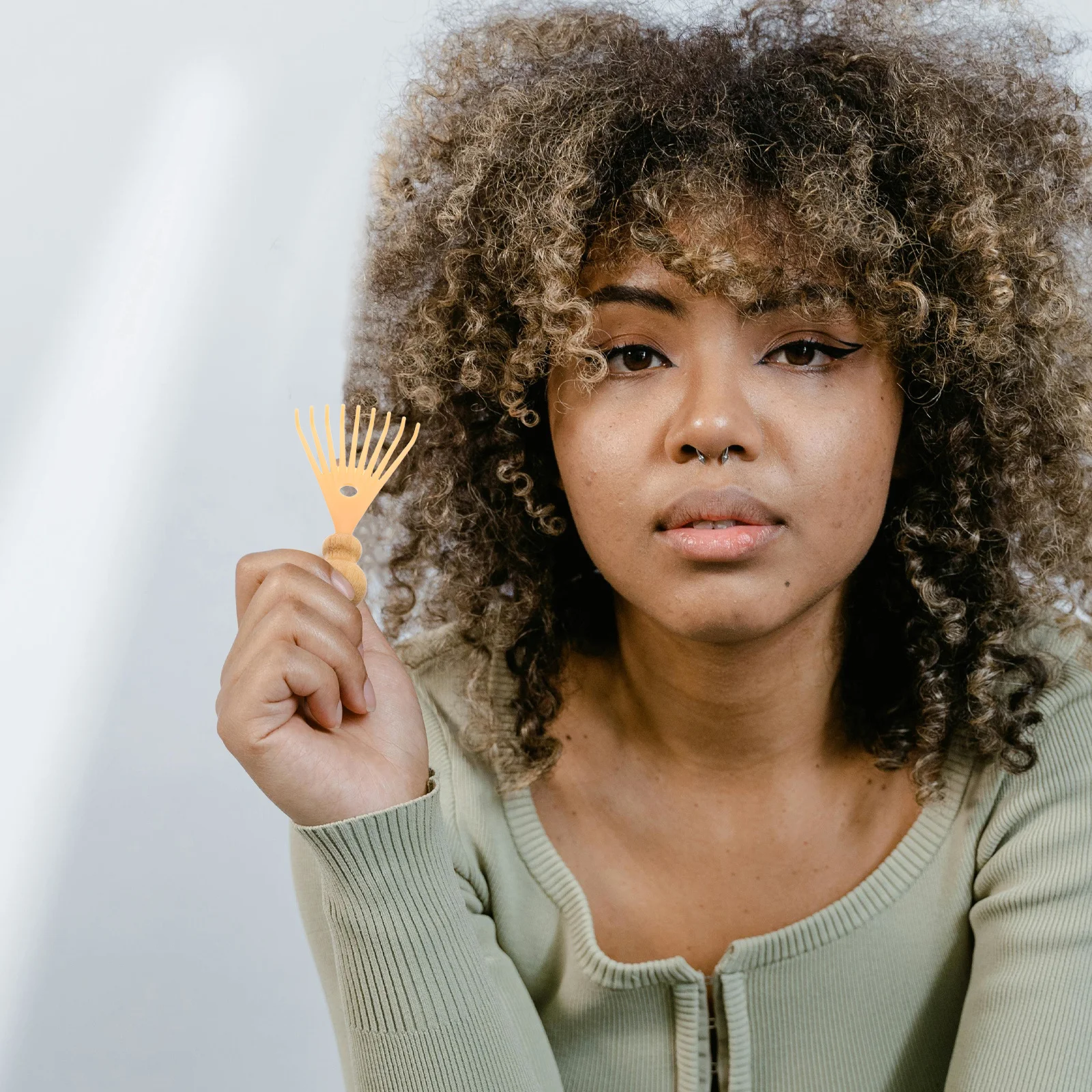 

Head Massager Beige Manual Scalp Relaxation Tool Mini Design for Travel Soothing Massage Claw Handheld Comb Scalp Comb