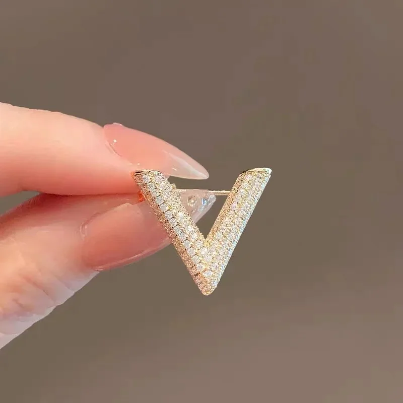 Luxury Full Of Rhinestone Gold Color Letter V Pins Brooches For Women 2024 New Trendy High Quality Geometric Lapel Pins Clothes
