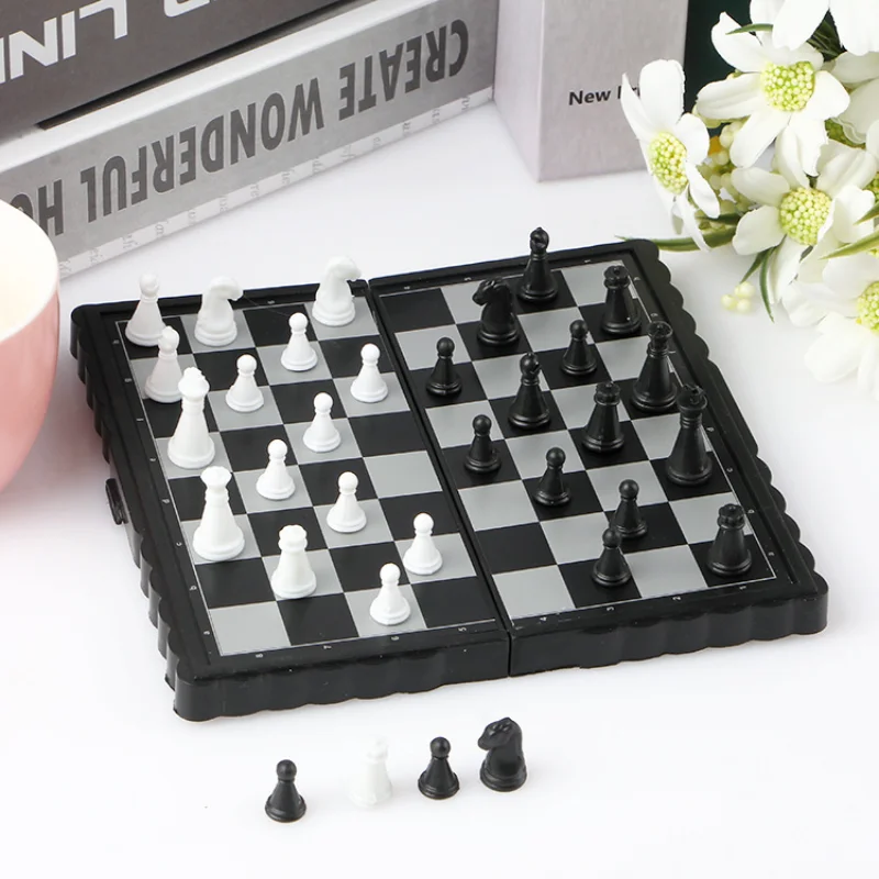 Mini magnetisches Schachspiel falten magnetisches Plastik Schachbrett Brettspiel tragbares Kinderspiel zeug tragbare Outdoor-Schachspiele