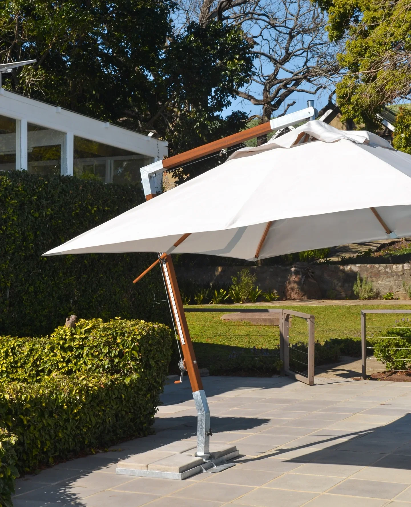Large High Quality Cantilever Umbrella Heavy Duty Umbrella Frame Outdoor Sunshade Rotatable Umbrella