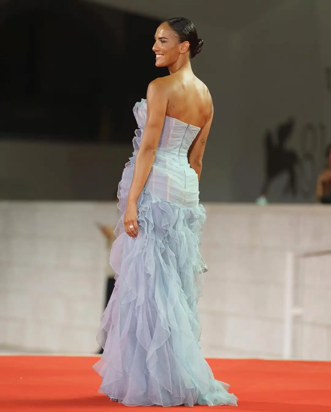 Trägerloses Abendkleid mit Reißverschluss hinten, Tüll, drapiert, Schlitz, Rüschen, Vestidos De Gala für Frauen, Promi-Partykleider, individuell gestaltet