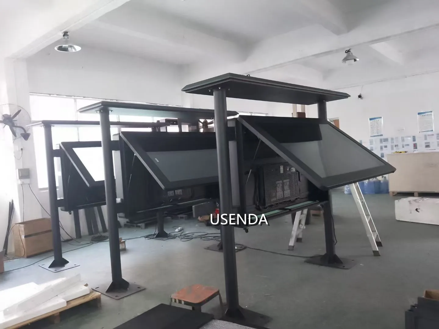 75 65 POLLICI 4K Ultra alta definizione 3000 nit TV impermeabile ad alta luminosità Display pubblicitario per schermo LCD esterno