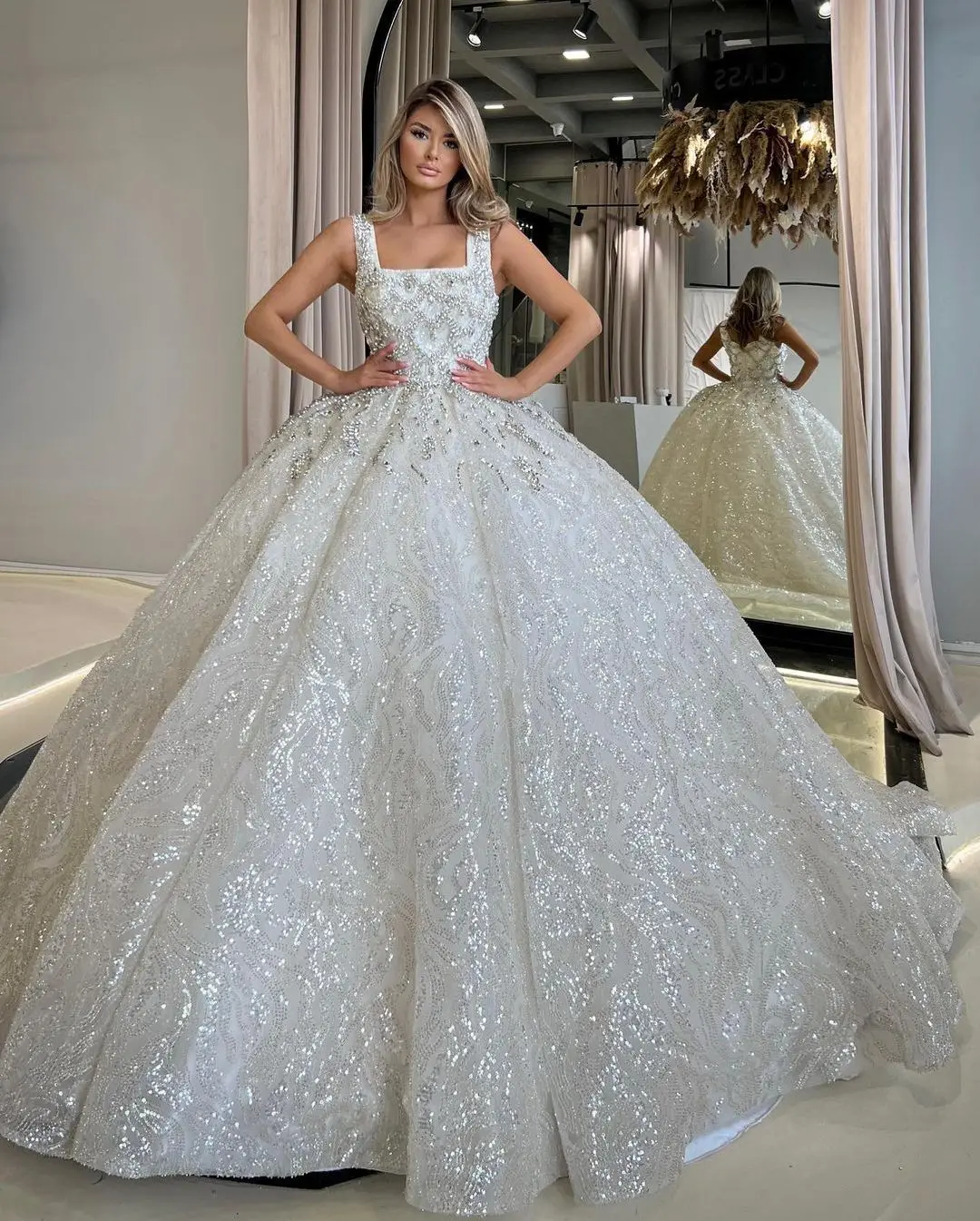 Luxury Ball Gown Wedding Dresses Sleeveless Bateau Straps Sequins Beaded Appliques Diamonds Lace Ruffles Bridal Gowns Ruffles