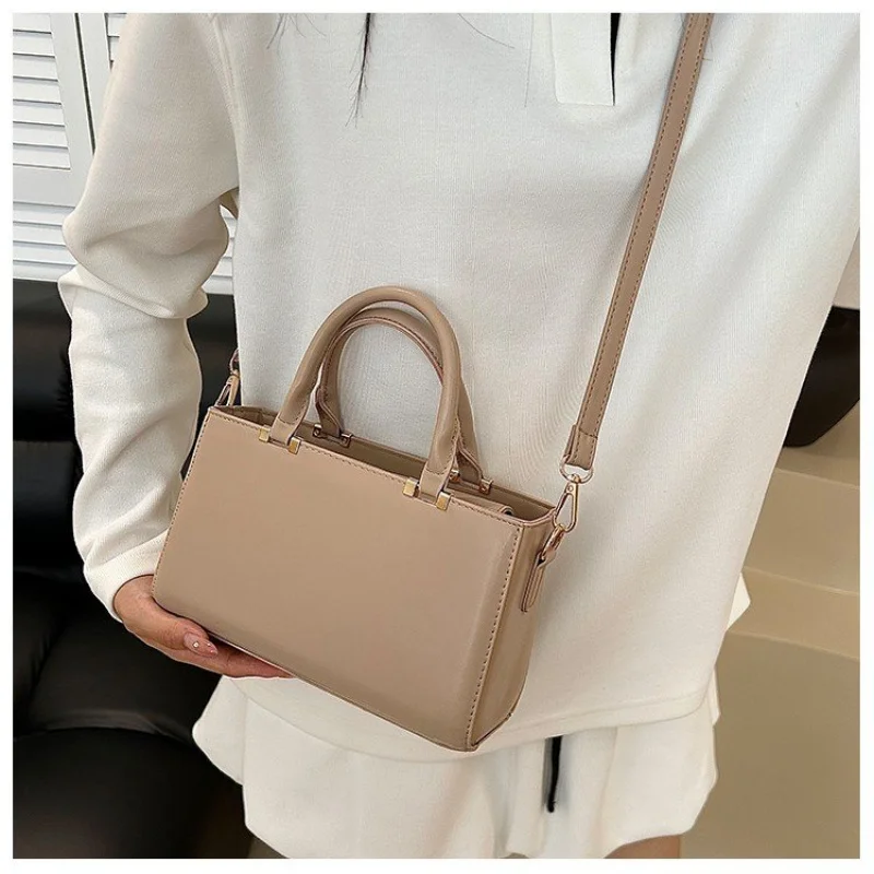 

Elegant Women Messenger Bag Made Of Top-Quality Leather Boasting Casual Vintage Look And Spacious Interior​