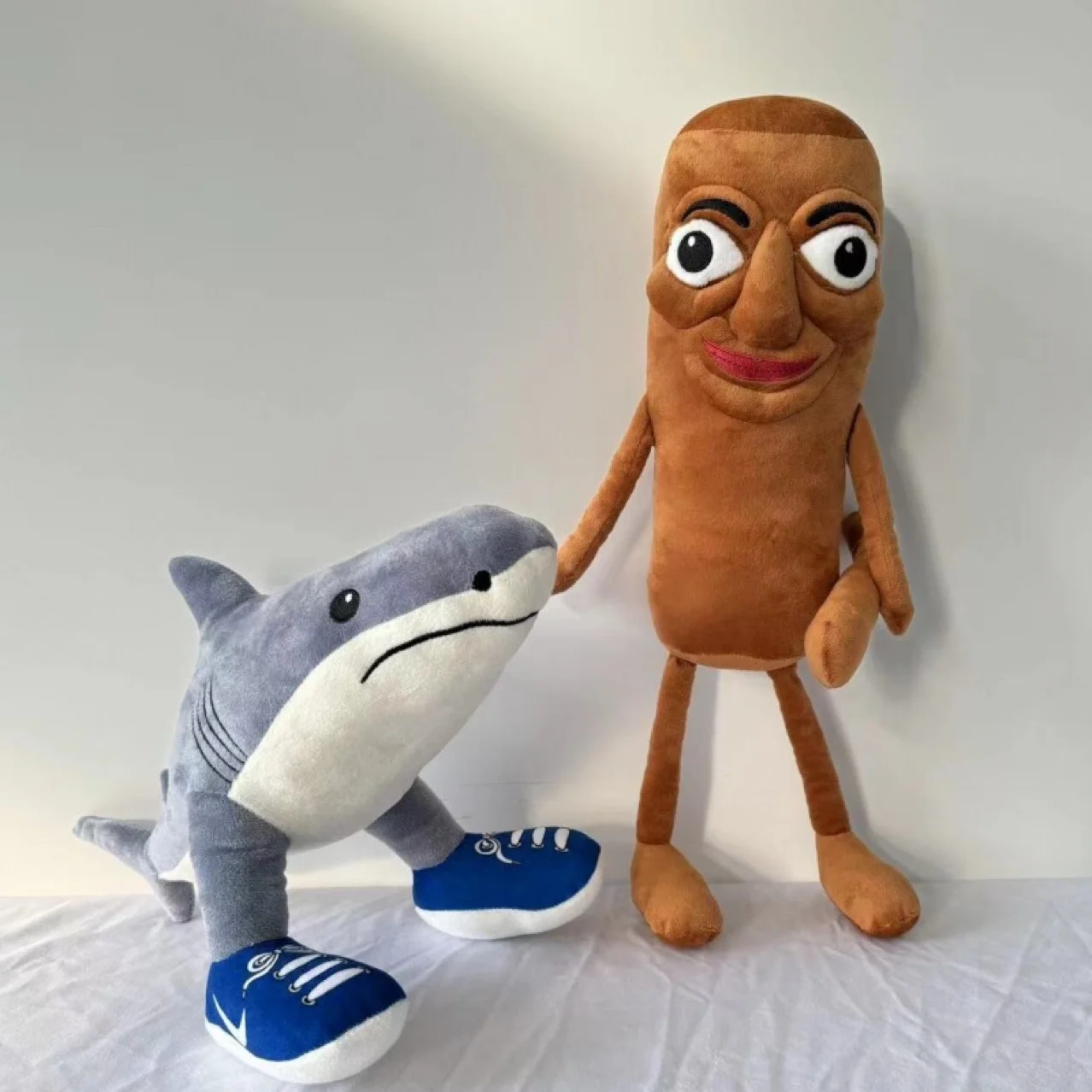 

Новый Tung Tung Tung Sahur плюшевый забавный Tralalelo Tralala Sharks Wear Blue Shoes мягкая кукла-подушка игрушка для детей подарки на день рождения