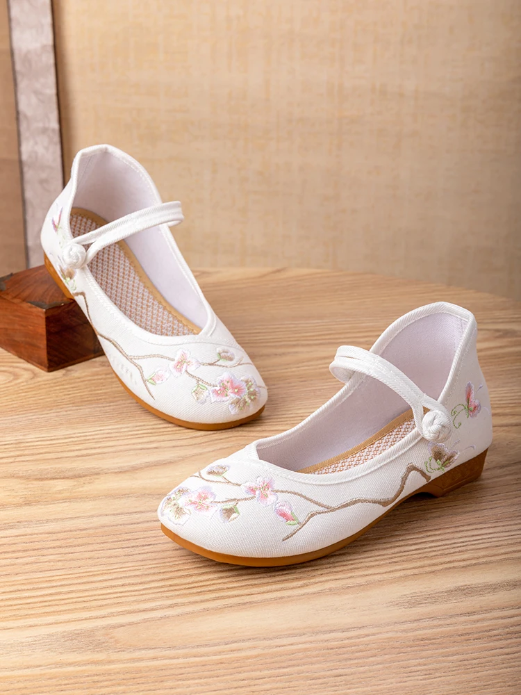 Stricksachen: Traditionelle Mode für Frauen und wie man sie stilvoll trägt