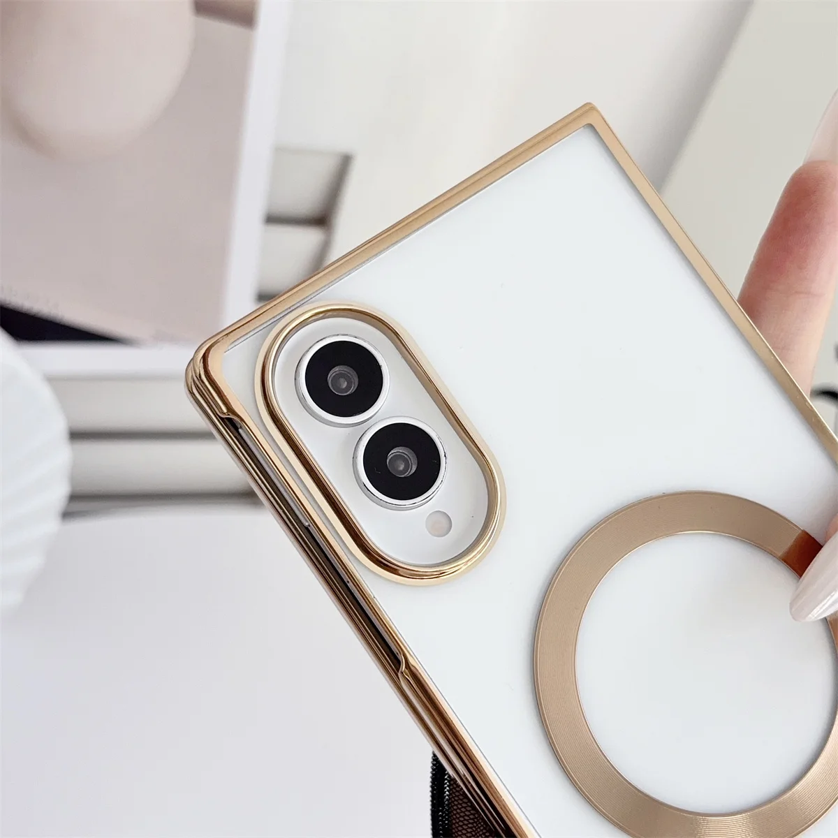 D Plating – twarda, przezroczysta, magnetyczna obudowa na telefon Samsung Galaxy Fold 8, o szerokiej, smukłej konstrukcji. — zdjęcie produktu 2