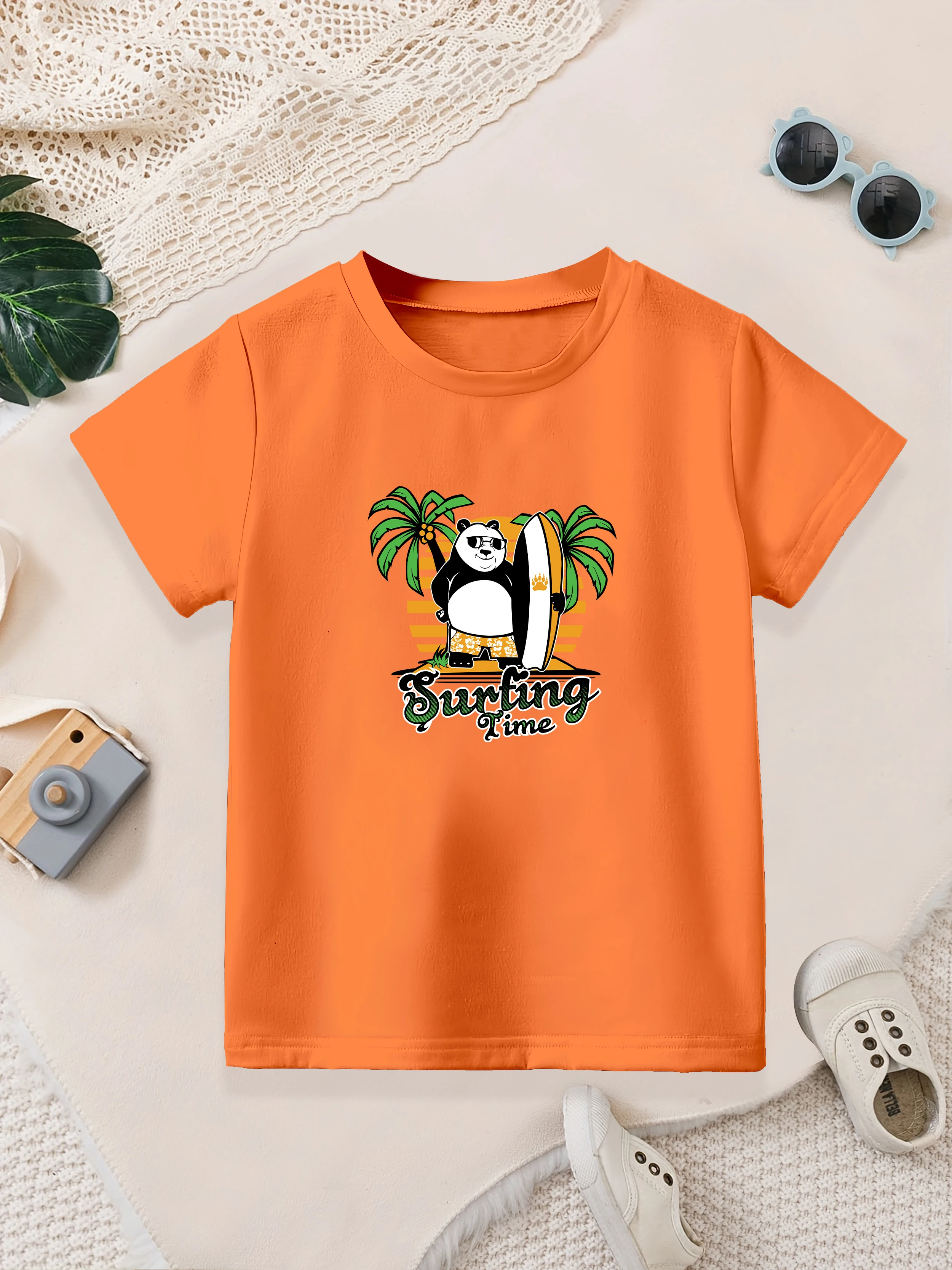 

1 шт.: Повседневные летние футболки для мальчиков с принтом «Мультяшная панда с доской для серфинга»