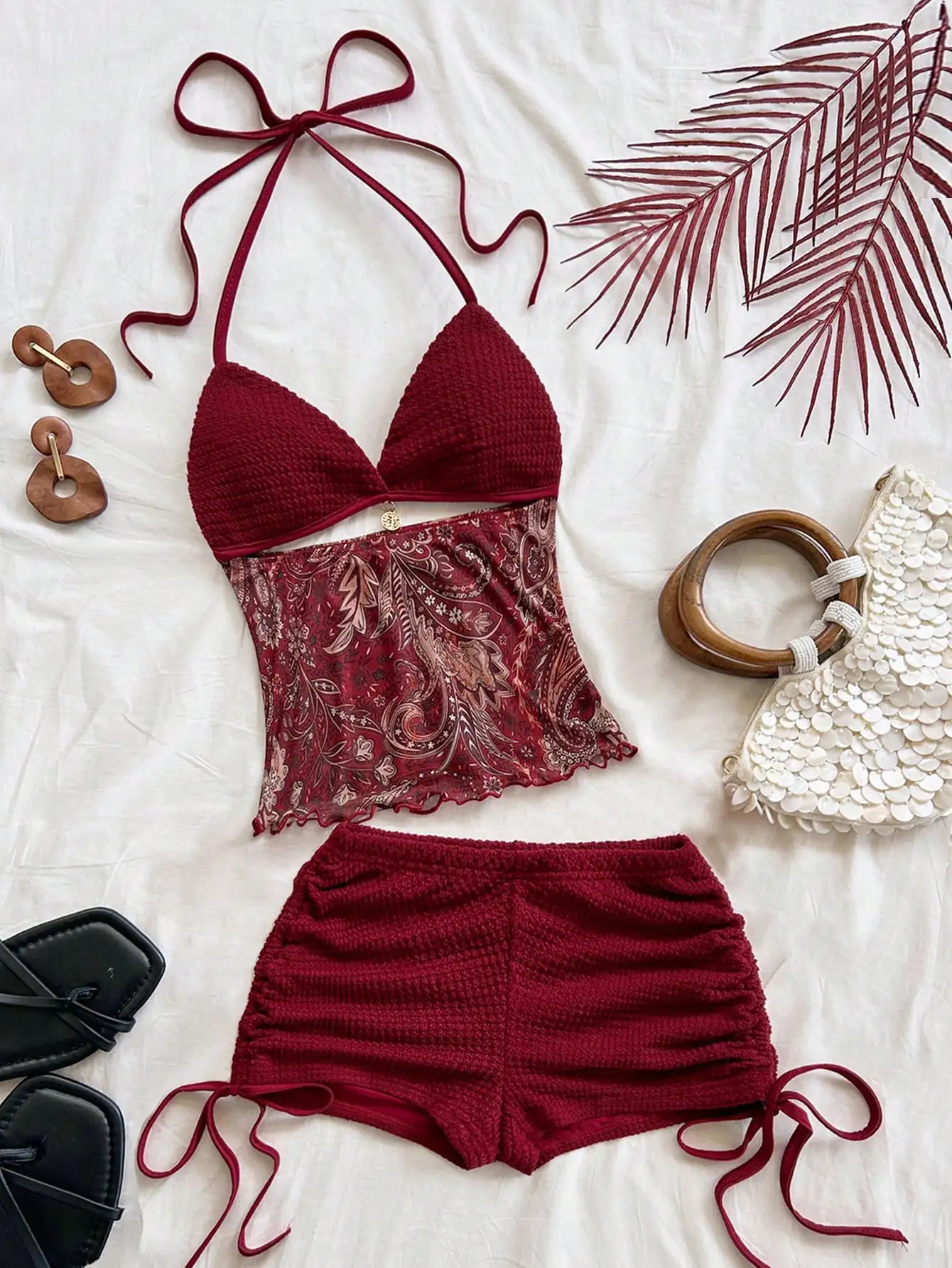 

Бордовый комплект в стиле бохо из 2 предметов: топ-халтер с сетчатой вставкой с узором пейсли и шорты с драпировкой и завязками.