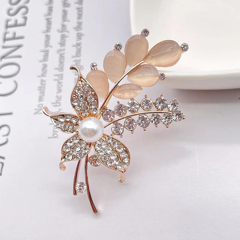 2022 New Design Crystal Butterfly Brooch Ladies Flower Brooch Jewelry Gifts Girls Fashion Winter Jewelry