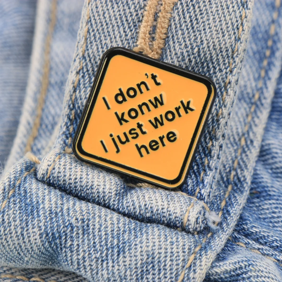 Lustige Emaille-Anstecknadel mit dem Spruch „Ich weiß nicht, warum ich hier arbeite“, sarkastische Arbeitszitat-Brosche, gelb-schwarzes Metall-Abzeichen für Jacken, Taschen & Hüte – Detail 2
