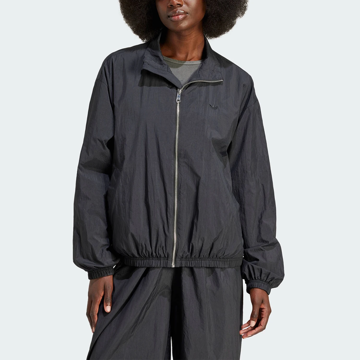 

Официальная женская свободная куртка Adidas NYLON WINDBREAK IT6726