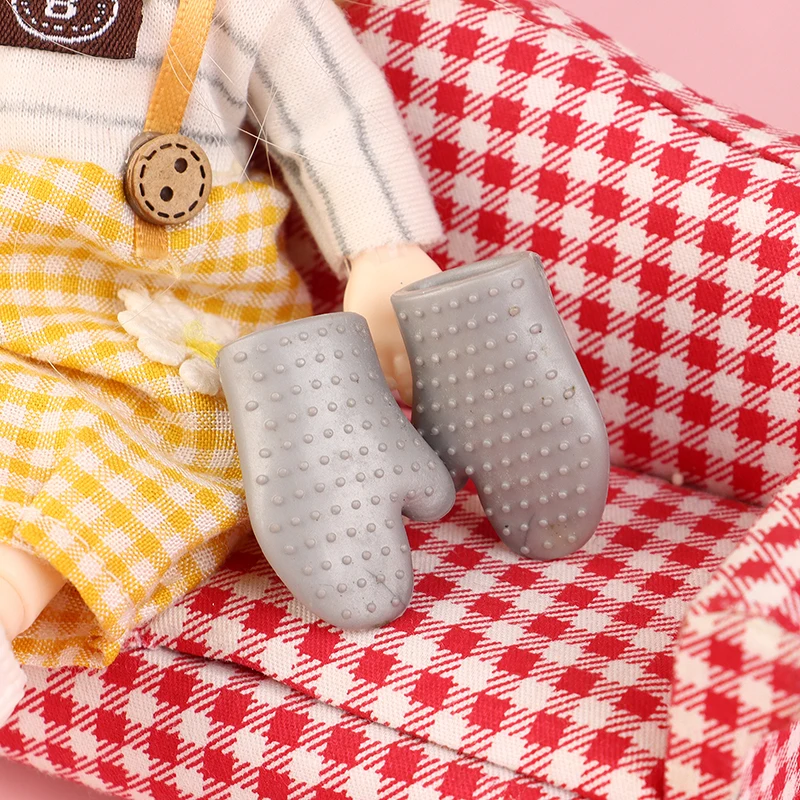 1Pair 1/12 Dollhouse Simulation Baking Gloves Model Dollhouse Miniature Kitchen Cooking Gloves Dolls House Decor Accessories