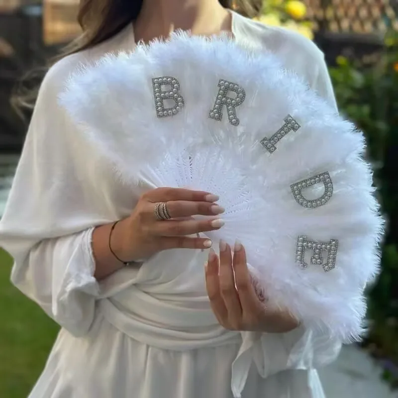 

Creative Luxury Bride Pearl English Letter “Bride” White Feather Fan Bachelorette Party Wedding Gift Hand Fan Wedding Home Decor