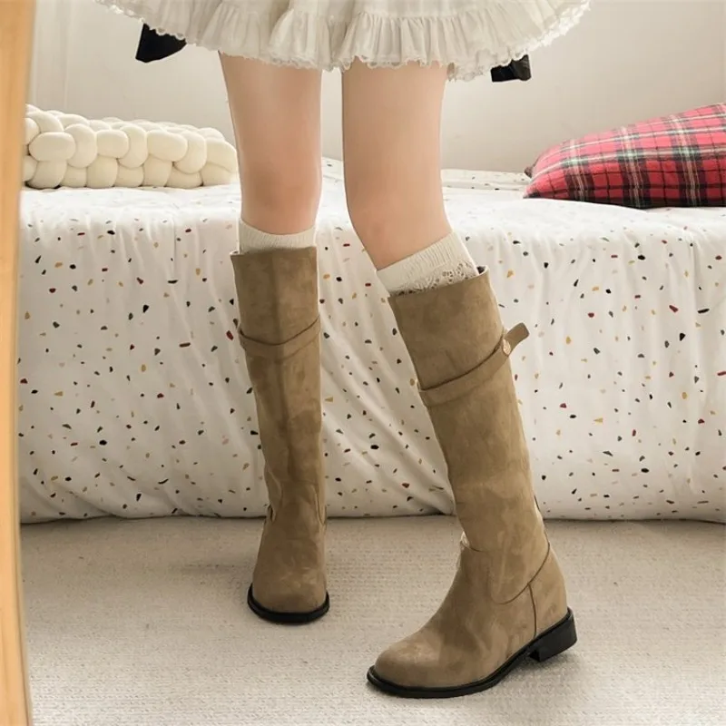 Retro-kasual knielange Stiefel. Verstecktes Design zur Höhenvergrößerung. Runde Zehen, niedriger Absatz, lange, dicke Stiefel für einen Cowboy-Look. – Detail 7