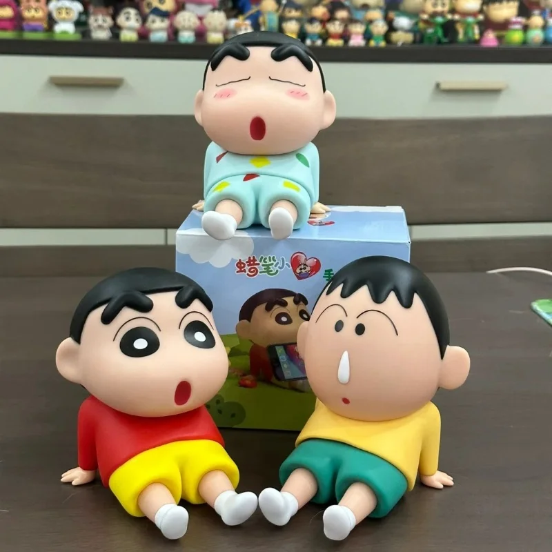 Nowa kredka Shin-chan figurka leniwy uchwyt na telefon komórkowy Nohara Shinnosuke Anime figurka kolekcja pcv zabawki modele prezenty dla dzieci