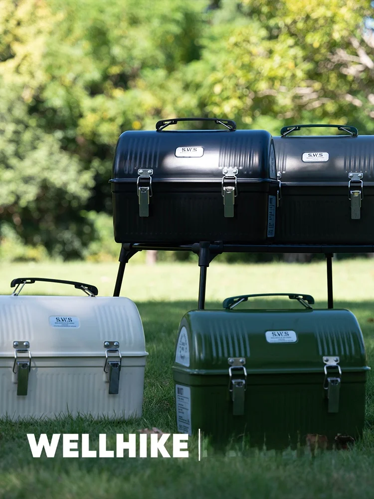 런치 박스 위에 버너와 케틀을 올려 테이블처럼 활용한 캠핑 세팅