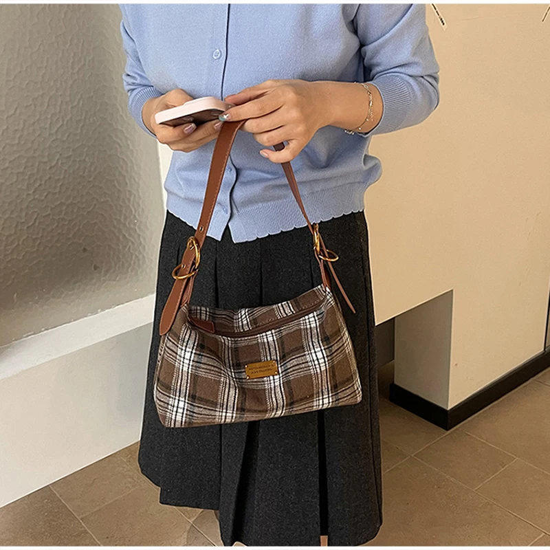 Karierte Hobo-Schultertasche, Retro-Handtasche aus kariertem Stoff, Y2k Vintage-Handtasche, Herbst-Winter-Handtasche für Damen, ideal für den täglichen Gebrauch. – Detail 15