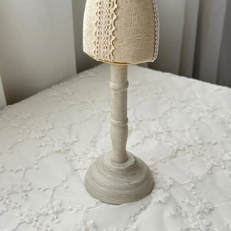 حامل عرض مجوهرات خشبي خفيف الوزن مع تصميم دانتيل مزخرف متعدد العناصر