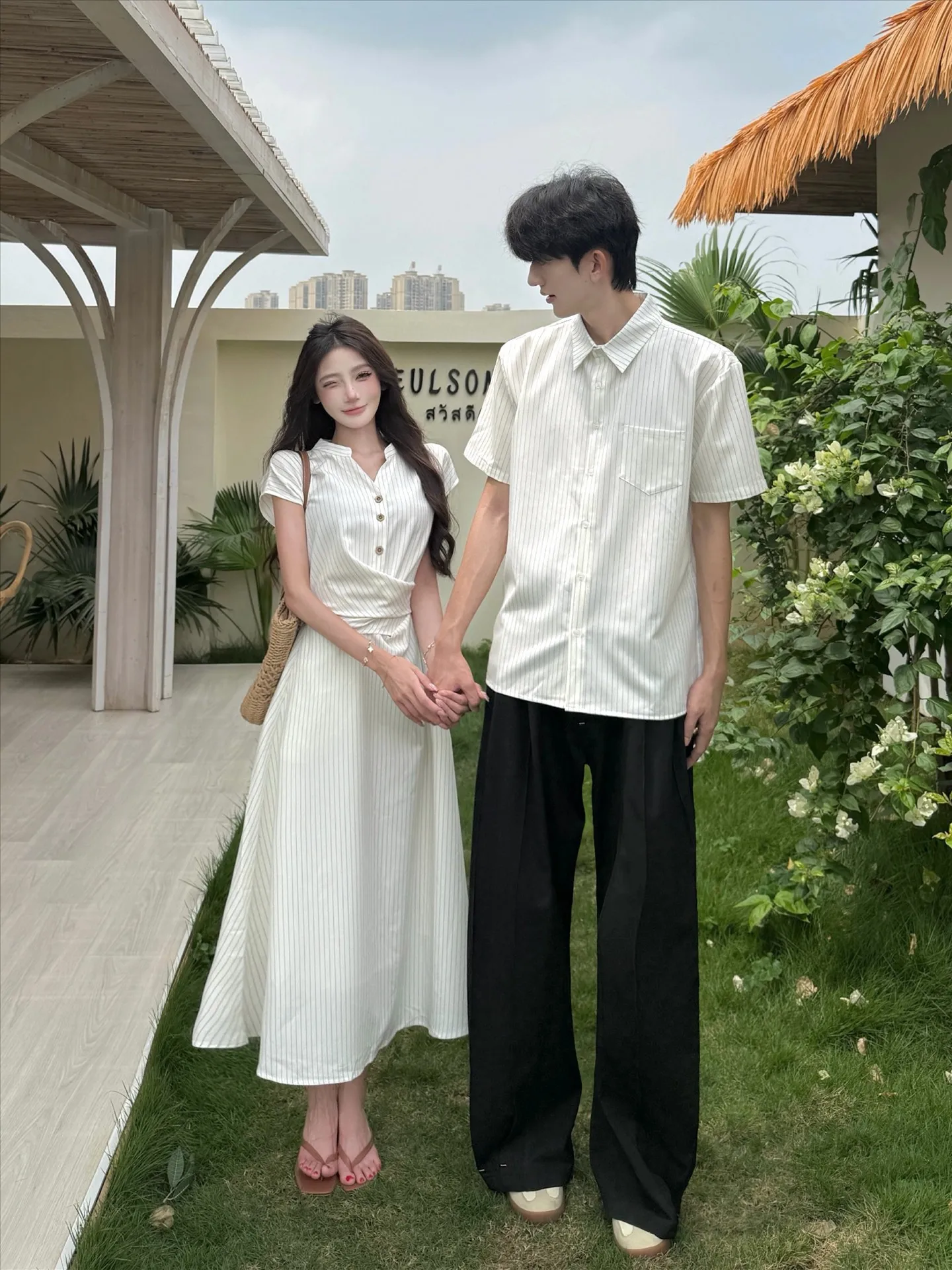 Vestido Longo e Camisa Listrados de Verão para Casal com Cintura Ajustável – Design Exclusivo e Moda de Alta Qualidade para Homens e Mulheres