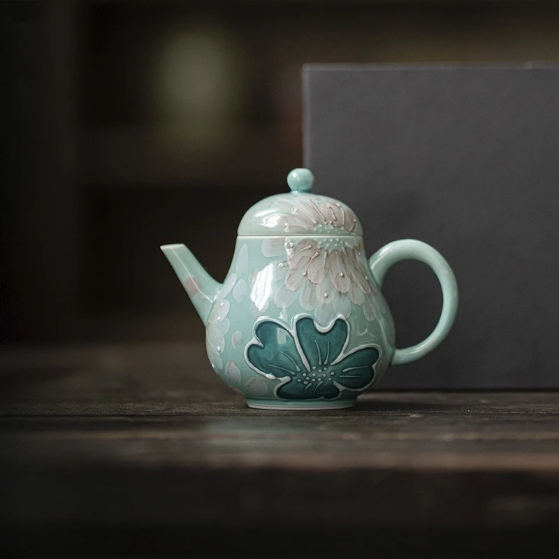 

Чайник из керамики Арита-яки, 125 мл, ручная роспись, цвет «облако и озеро», с белыми цветами, с сетчатым фильтром-шариком