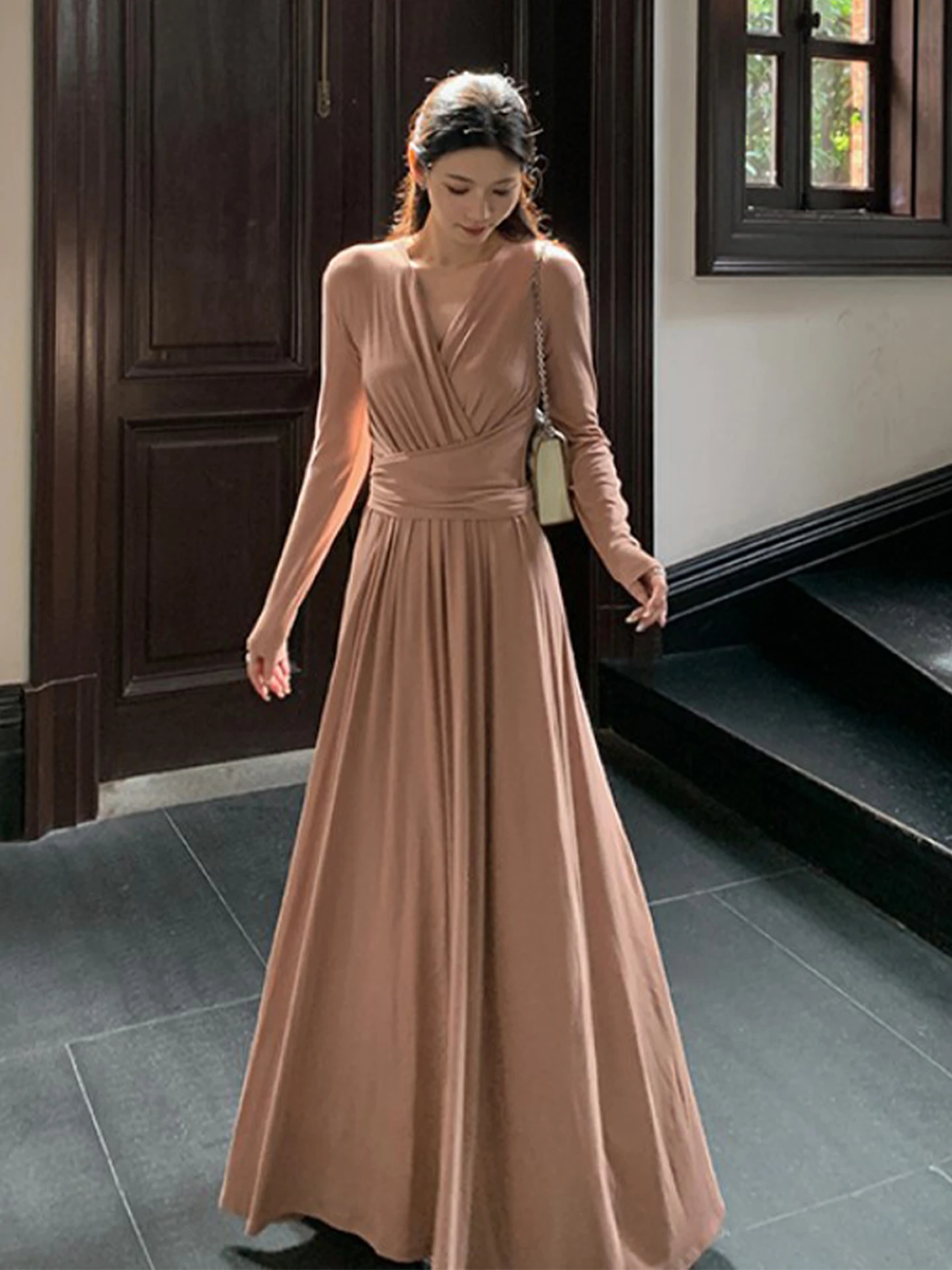 

Новое розовое длинное платье 2026 года для женщин: ранняя осень, высокая талия, роскошный дизайн, элегантное, приталенное.