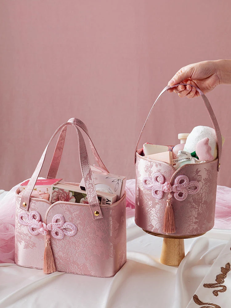 

Chinese Retro Hand-Held Brocade Candy Box,Bridesmaid Gift Bags ,Wedding Gift Boxes ,Flower Box, Party Supplies, New