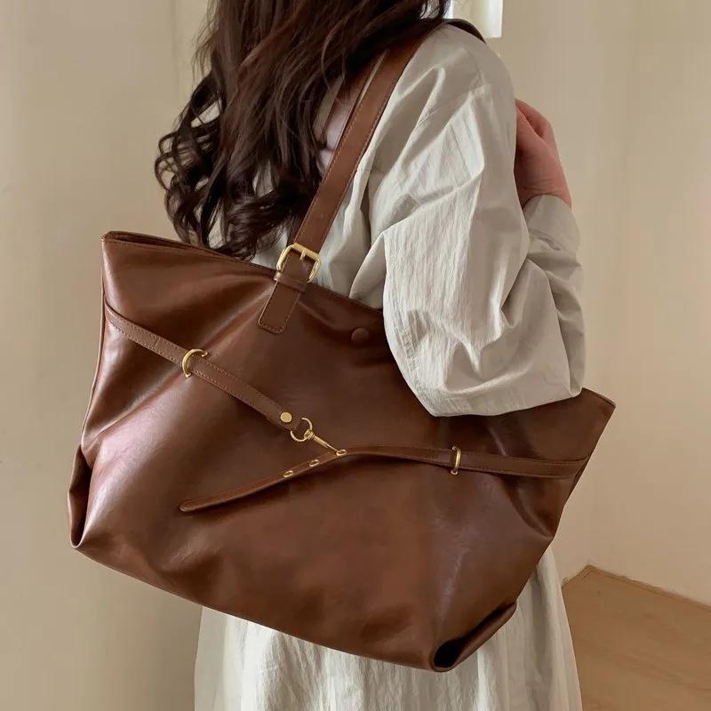 

Luxury Stylish Tote Messenger Bag Large Capacity For Business Commuter Women With Vintage Fashion Design