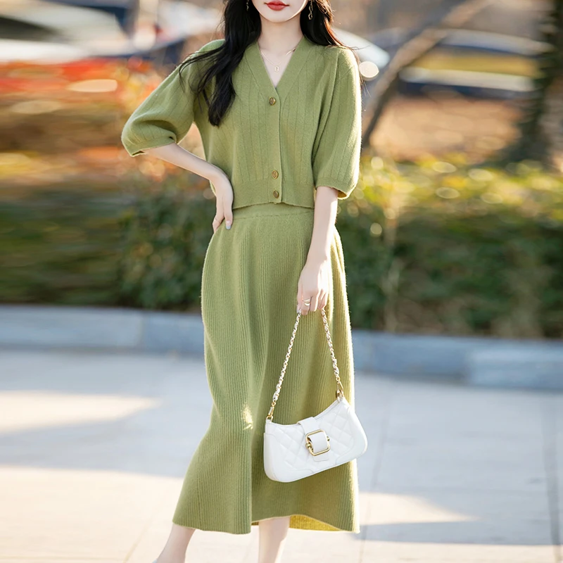 New autumn and winter 100% pure wool suit female V-neck knitted cardigan coat skirt two-piece short and slim.