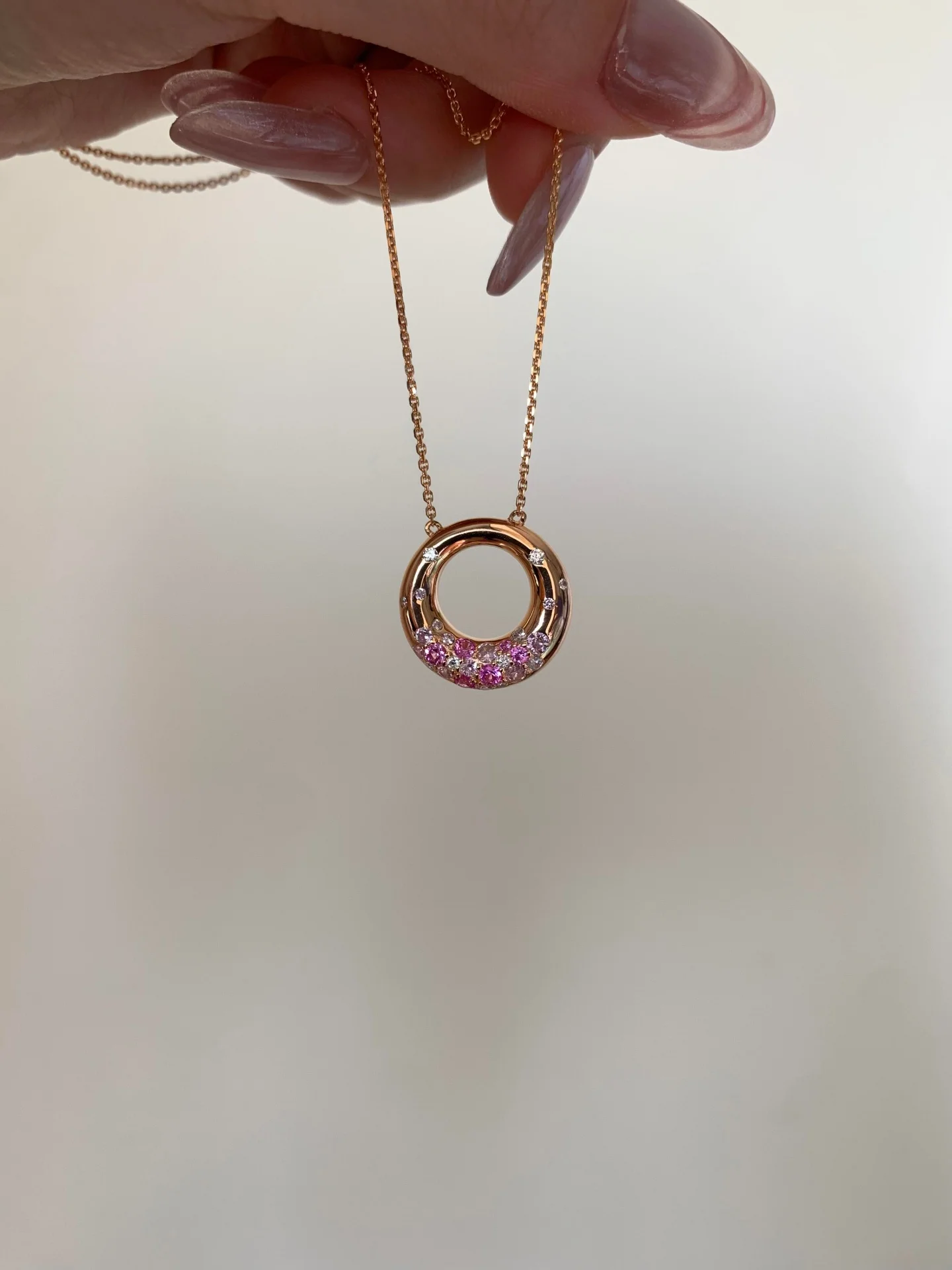 collier-elegant-et-tendance-avec-diamant-rose-et-blanc-rond-par-gulaya-accessoire-de-collier-a-epingle-au-charme-doux-et-elegant-style-decontracte
