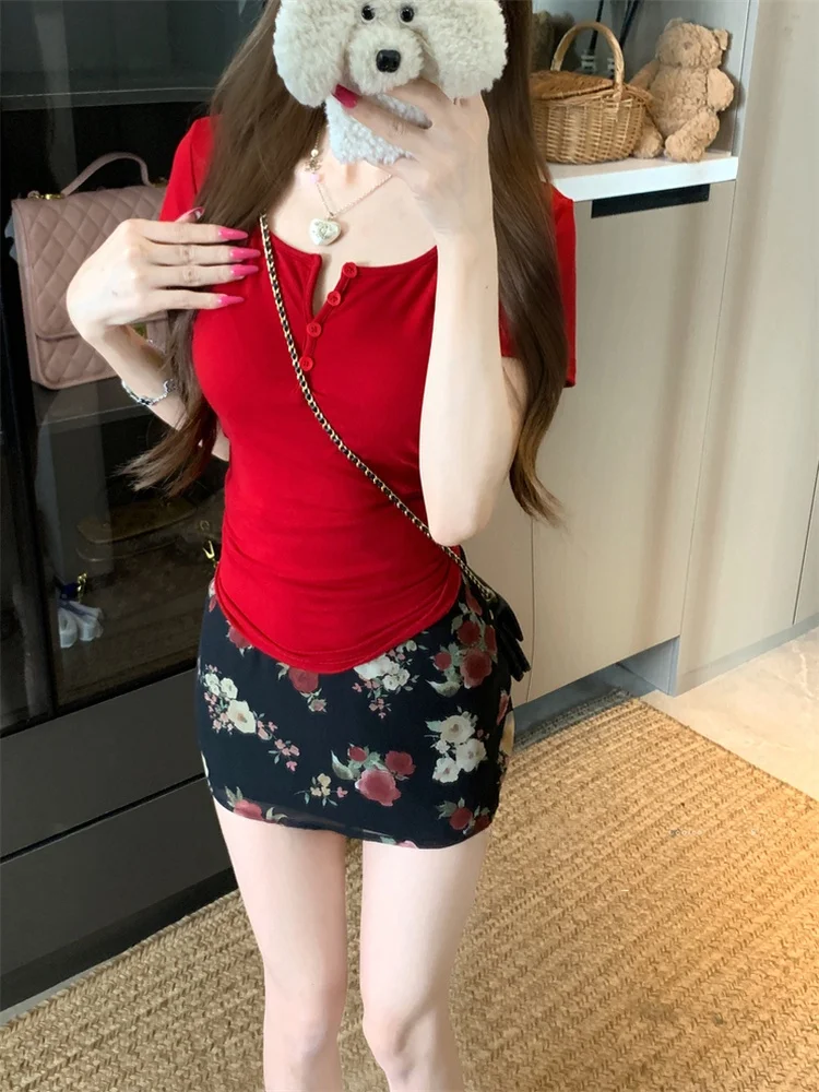 تي شيرت نسائي صيفي كوري أنيق بياقة مفتوحة، تصميم فريد وجميل للغاية، يبرز الخصر ويمنح مظهراً نحيفاً، باللون الأحمر...