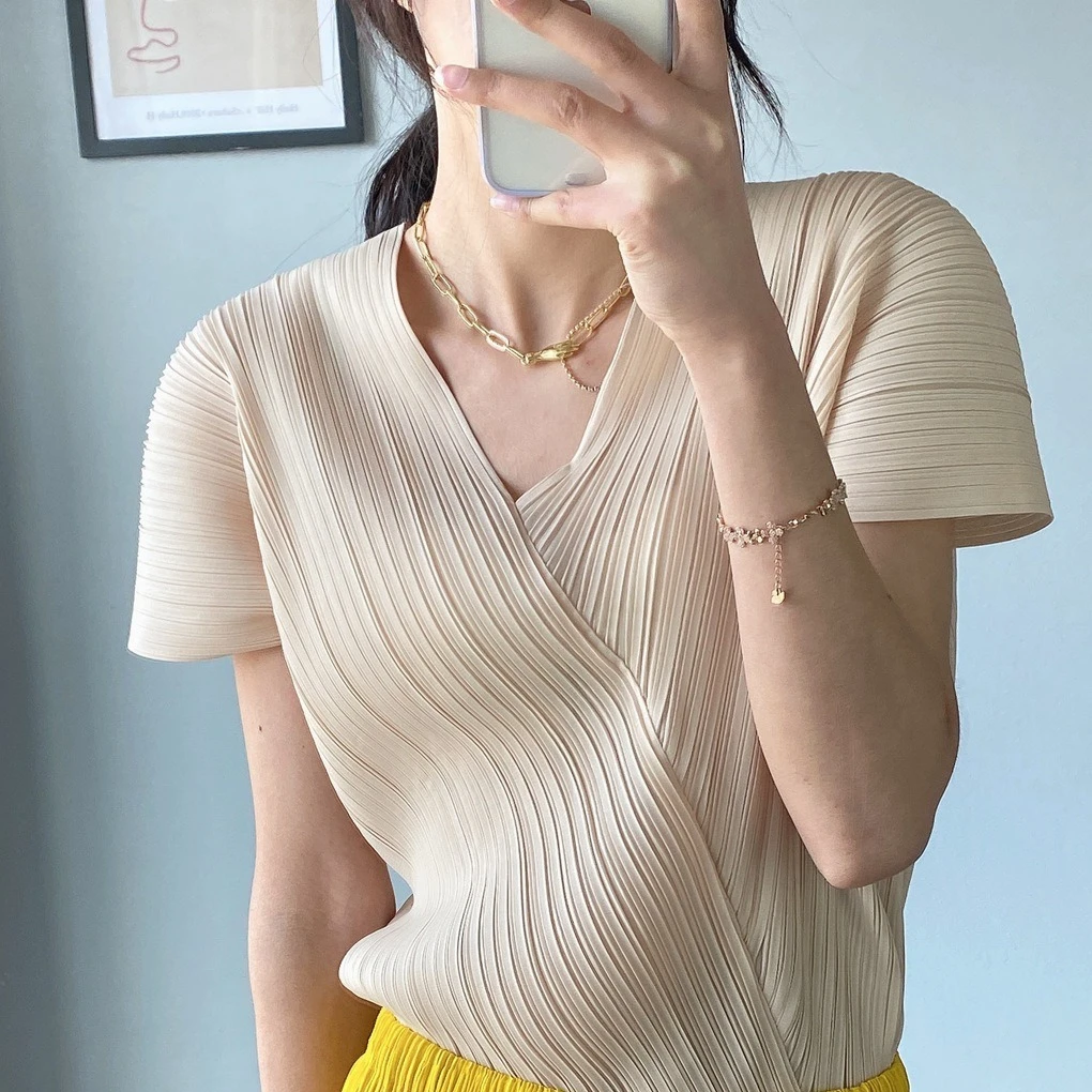 Top Minimalista Chique e Versátil com Decote em V e Mangas Curtas Texturizadas, Estilo Miyake Plissado, Ajuste Slim, Essencial para o Dia a Dia