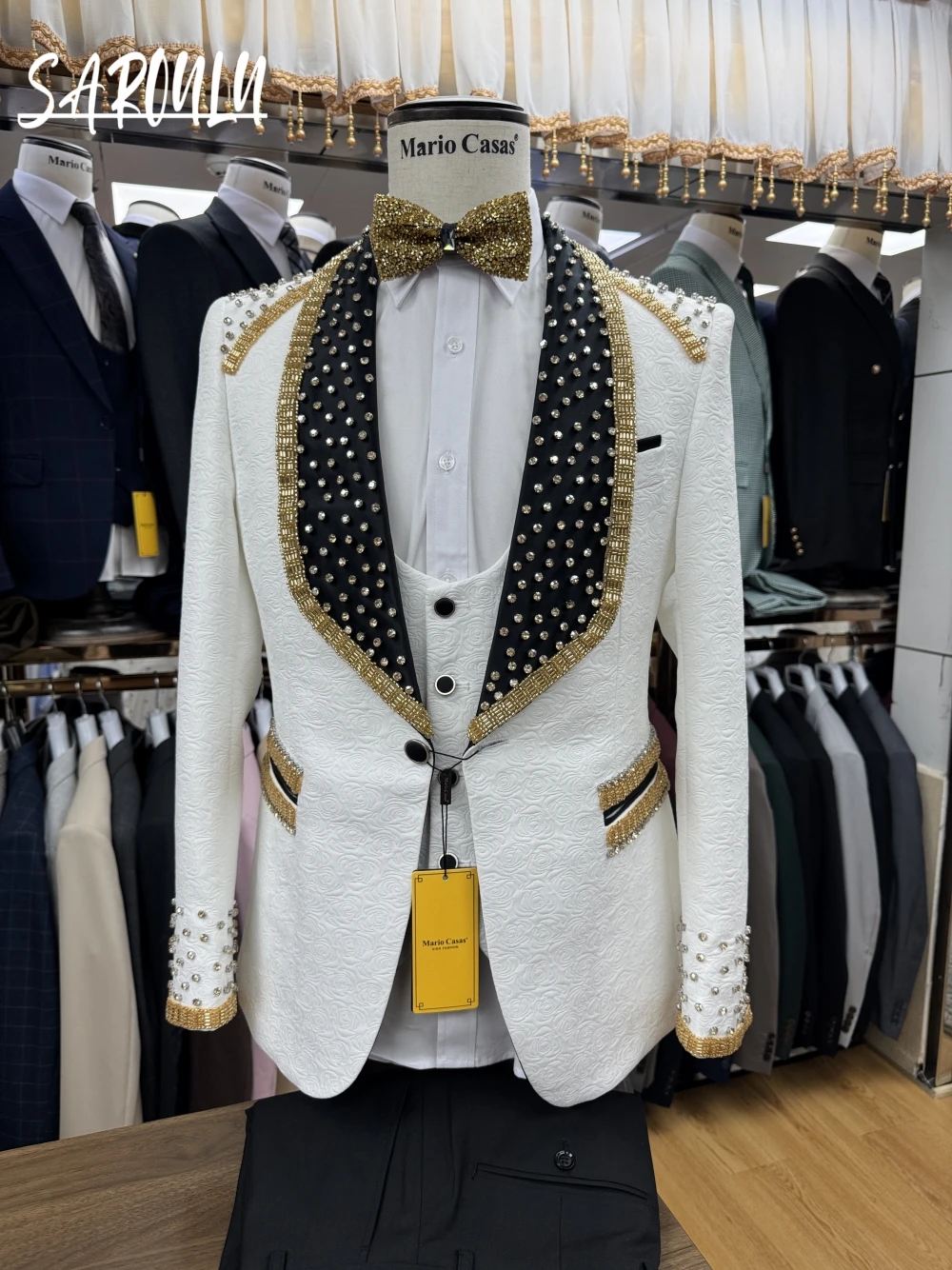 

2025 Textured Golden Beaded Men's Suit Vogue Party Date White Customized Crystals Celebrity Groom Wear Stunning 3-pieces Set