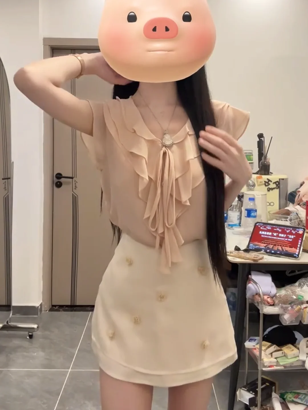 セクシーなレトロピンクの結び目フリルシャツトップとショートスカートのツーピースセット、若い女性のための夏のファッション衣装、ハイウエスト 1