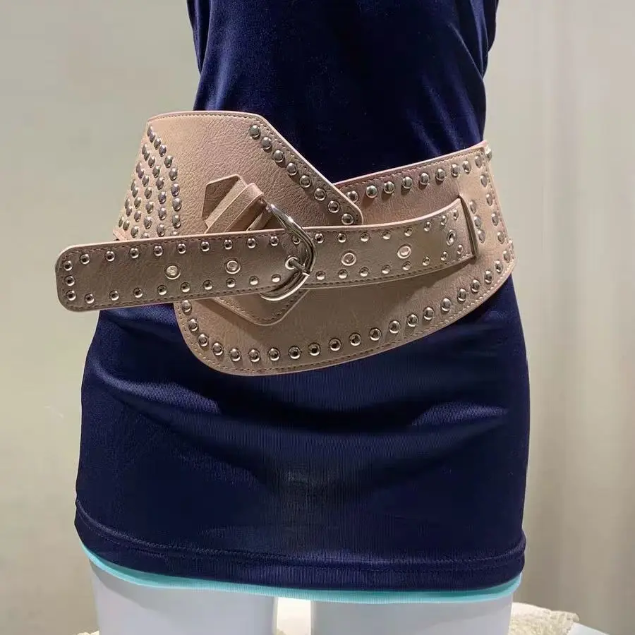 Cinturón ancho punk con remaches Y2K, cinturón de moda para mujer moderno y atrevido que es muy versátil y ultra retro, cinturón vintage para exteriores
