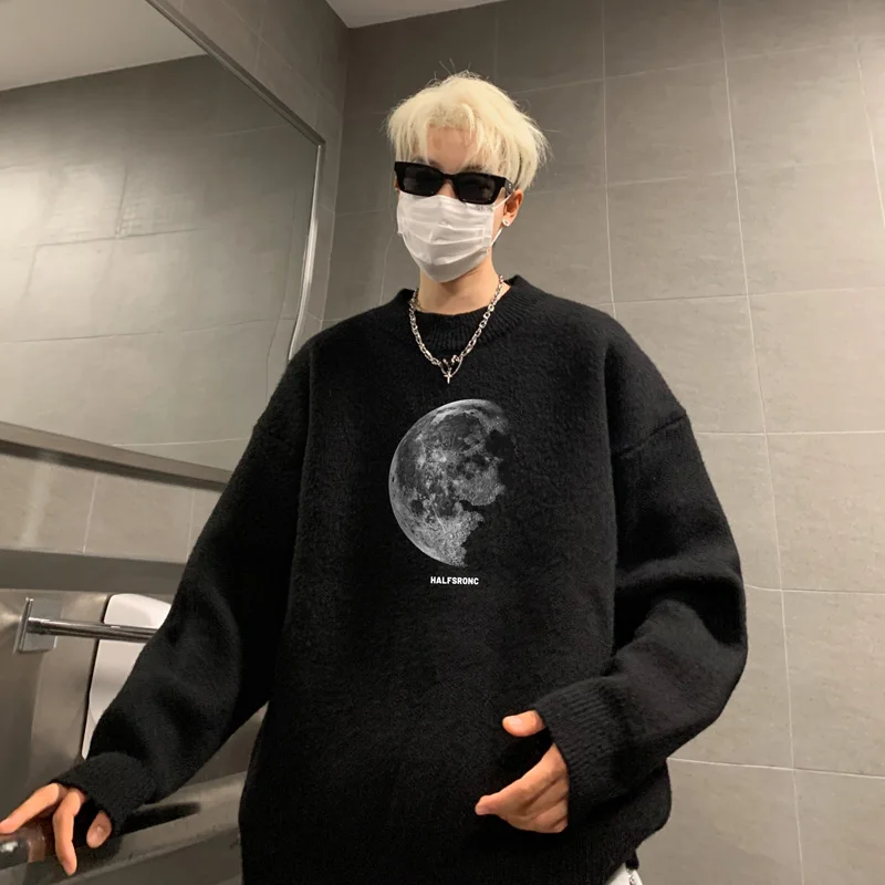 เสื้อสเวตเตอร์ผู้ชายไซส์ใหญ่ สไตล์ลำลอง ลายพระจันทร์ สีขาว สำหรับฤดูใบไม้ร่วง  ไซส์ 5XL  เสื้อถักแฟชั่นสำหรับผู้ชาย