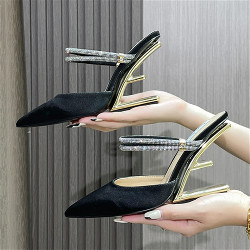 

2023 Новые женские босоножки с острым носком, необычные атласные туфли на высоком каблуке для выпускного, свадебное платье, туфли-лодочки для невесты, дизайнерские тапочки с кристаллами на танкетке