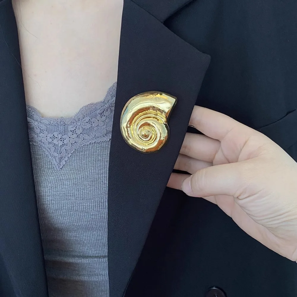 Retro Metal Conch Shape Design Lapel Pin Unique Stylish Accessory for Women's Western Wear Fashionable Pin Brooch