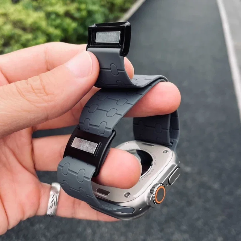 

2000s Magnetic Buckle Loop Silicone Strap for Apple Watch 9 8 7 6 5 4 3 2 1 Ultra Bracelet Fashion Sport Watch Accessories Band